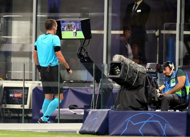 Gemaskerde fan saboteert VAR in 2. Bundesliga-wedstrijd, waarbij de monitor wordt losgekoppeld voor een penaltycheck