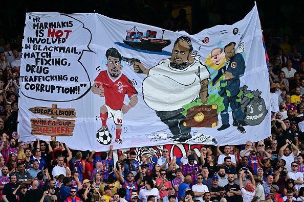 Engelse voetbalbond klaagt Crystal Palace aan voor spandoek waarop Marinakis een pistool vasthoudt