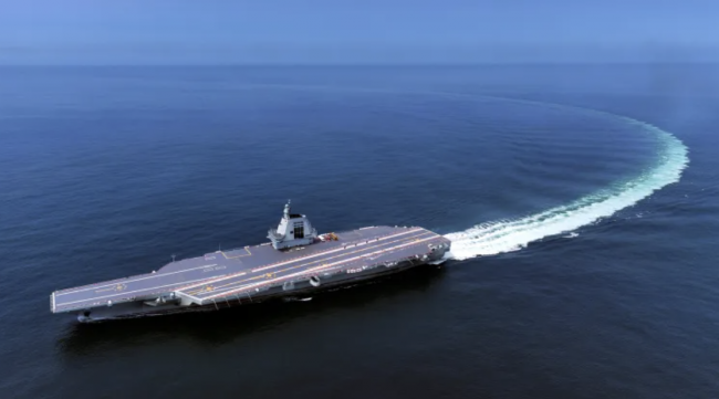 De Fujian, China's derde vliegdekschip en tot nu toe het meest capabele, voer net door de Straat van Taiwan