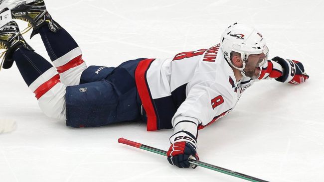 Alex Ovechkin bereikt opnieuw een ongelooflijke mijlpaal met 900 doelpunten