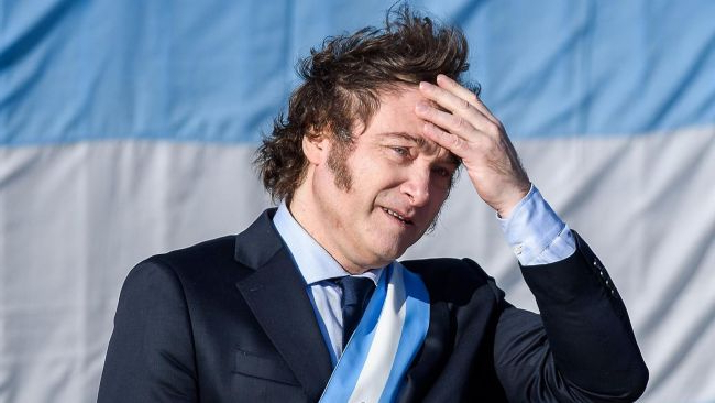 Javier Milei verdedigt zichzelf te midden van een cryptoschandaal en vergelijkt het met casinogokken