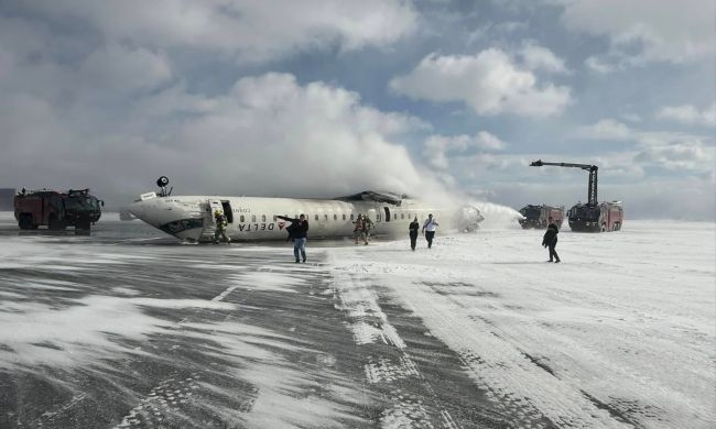 Delta-vliegtuig stort neer en slaat over de kop op de luchthaven van Toronto, waarbij 18 gewonden vallen
