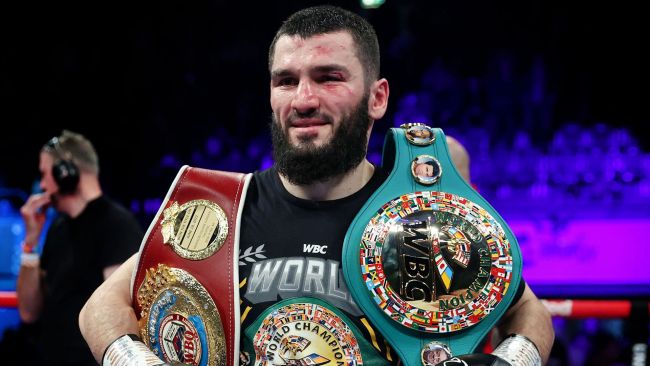 De licht-zwaargewicht onbetwiste kampioen is 40, maar zal blijven boksen zolang "zijn moeder hem toestaat"