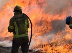Griekse brandweerlieden bestrijden een grote bosbrand ten noordwesten van Athene