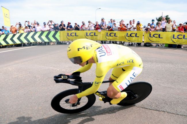 Het sportiviteitsgebaar in de Tour de France na de val van Tadej Pogacar in etappe 11