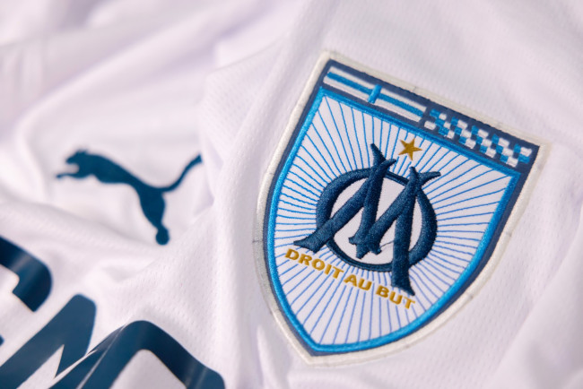 Olympique Marseille dwingt spelers om te overnachten op het trainingsveld, wat de arbeidswet overtreedt en een vorm van intimidatie is