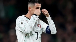 Cristiano Ronaldo krijgt een schorsing van drie wedstrijden wegens gewelddadig gedrag, zou de start van het WK 2026 kunnen missen